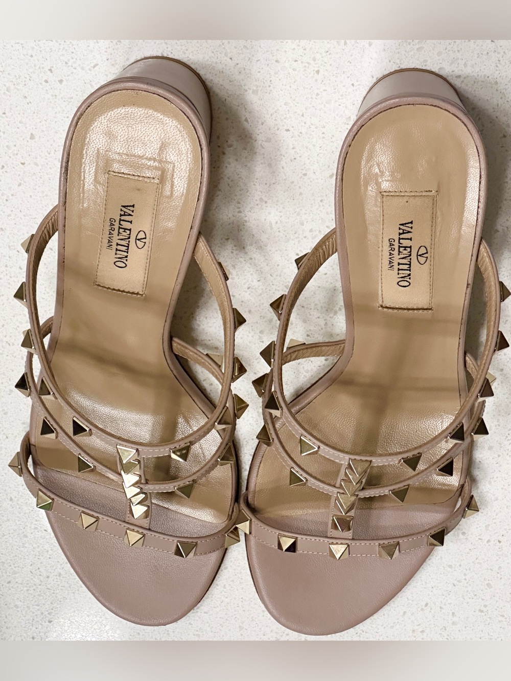 Valentino Garavani Beige Leather Pyramid-Stud Slide Sandal - Picture 10 of 11